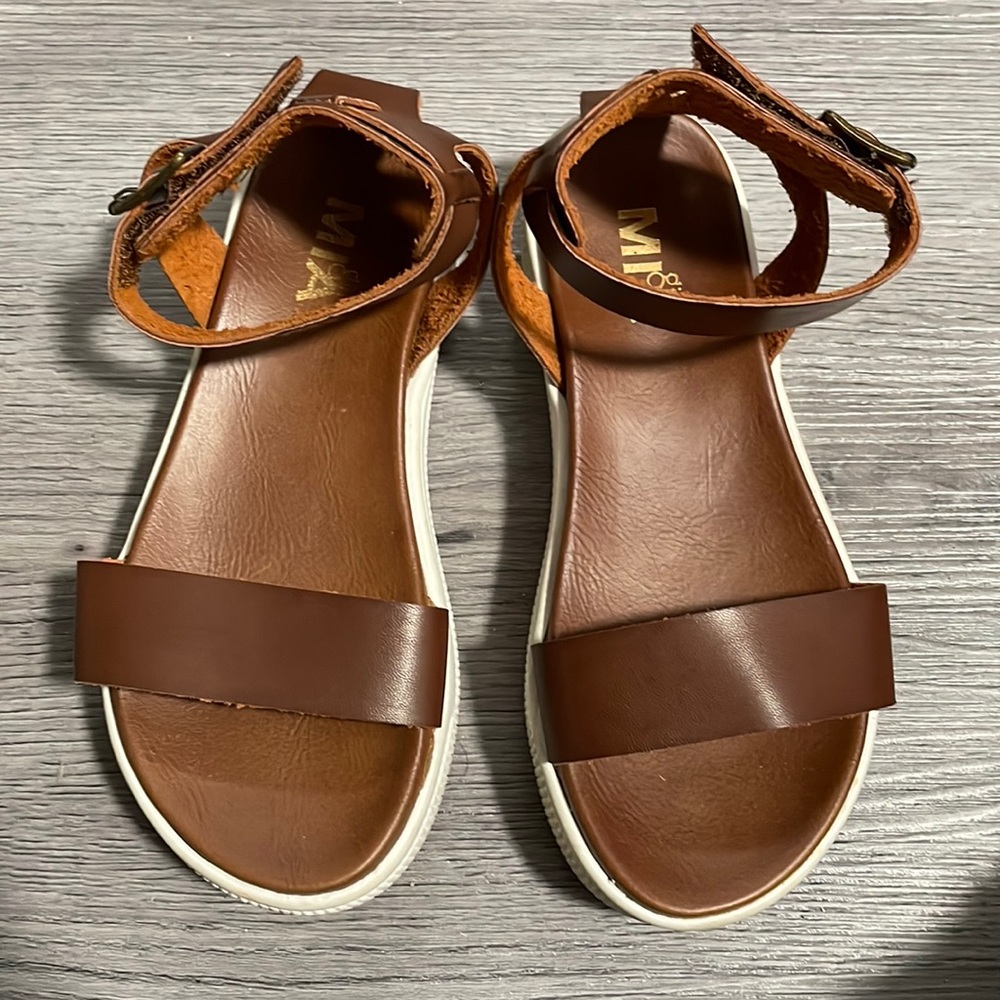 Girls sandals I’m good condition